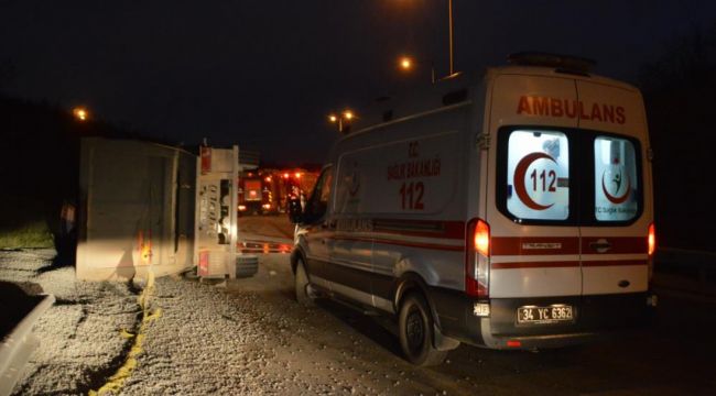 Kuzey Marmara Otoyolunda çakıl taşı yüklü tır devrildi