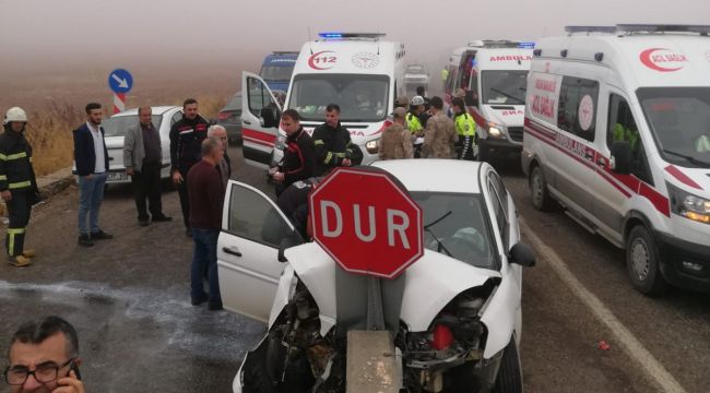 Otomobil beton bariyerlere çarptı