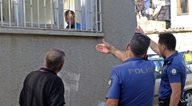 Sinir krizi geçiren madde bağımlısı 'süper' genç evde kırılmadık eşya bırakmadı