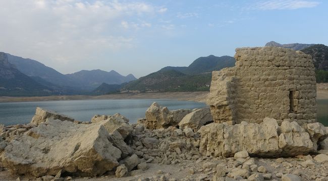 Sular çekildi baraj altındaki tarihi yapılar ortaya çıktı