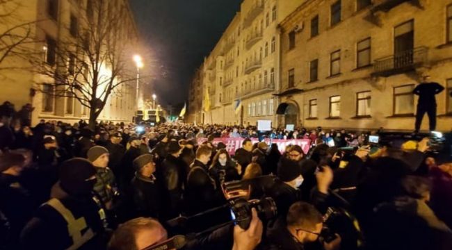 Ukrayna'da, Poroşenko destekçileri Başkanlık binasını basmaya çalıştı