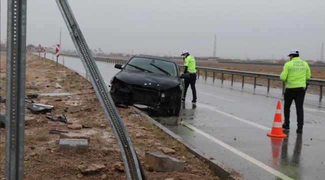 Aksaray'da otomobil refüje çarptı