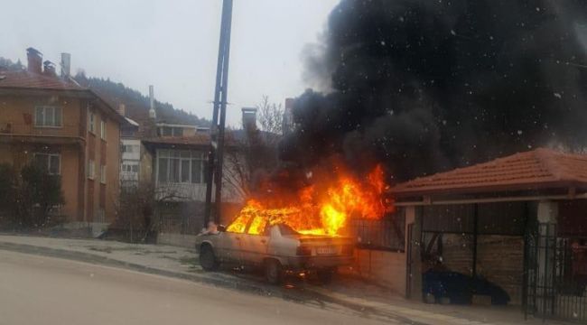 Ankara'da yanan otomobil itfaiye ekipleri tarafından söndürüldü