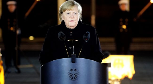 Başbakanlığı devredecek olan Merkel'e Alman ordusundan veda töreni