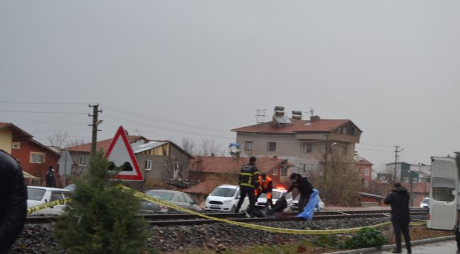 Demiryolundan karşıya geçmek isteyen kadına yük treni çarptı