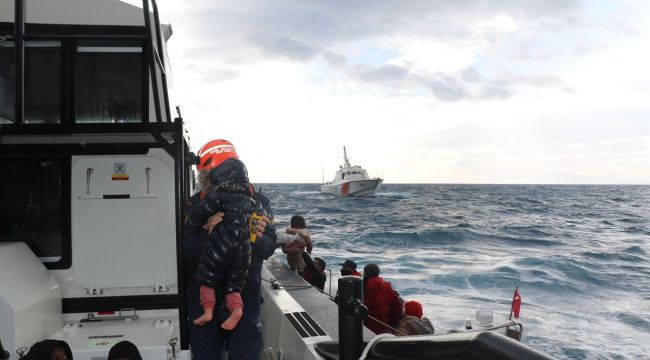 DÜZENSİZ GÖÇMENLERİ TAŞIYAN TEKNE BATTI