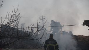 Erzincan’da yangına müdahale eden itfaiye eri çatıdan düşerek yaralandı