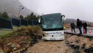 Isparta'da otobüs yoldan çıktı kaza ucuz atlatıldı