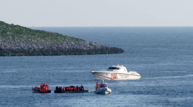 ÇEŞME AÇIKLARINDA 52 GÖÇMEN KURTARILDI