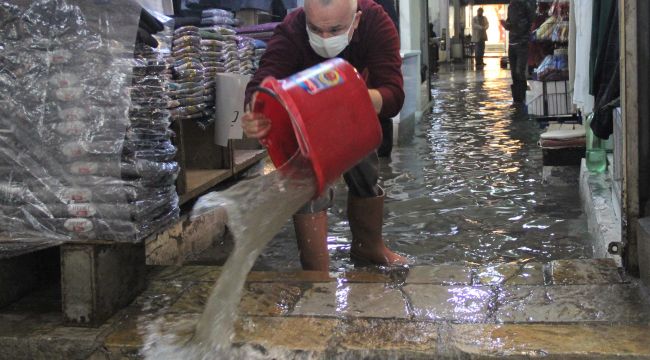 İZMİR'DE ESNAFIN YAĞMUR SUYU ÇİLESİ BİTMİYOR