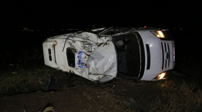 Kaçak göçmenleri taşıyan minibüs, polisten kaçarken devrildi