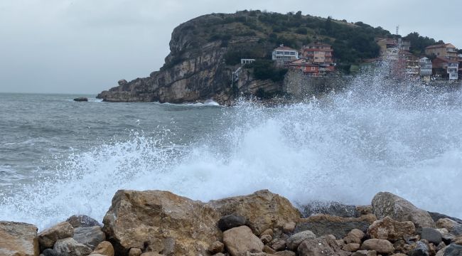 Kuvvetli fırtına dev dalgalar oluşturdu