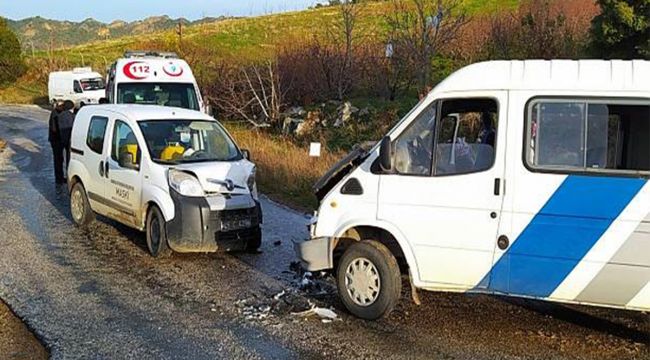 Manisa'da iki araç kafa kafaya çarpıştı