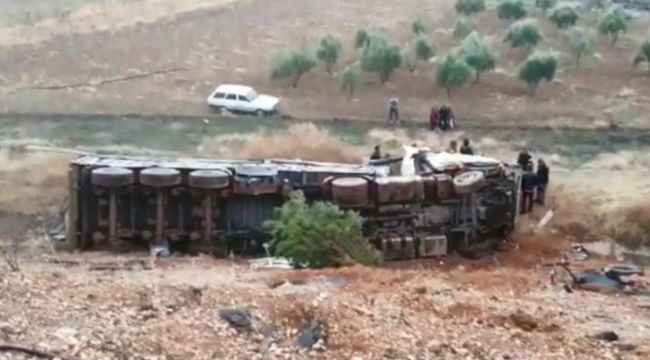 Şanlıurfa'da pikap ile tır çarpışarak şarampole uçtu