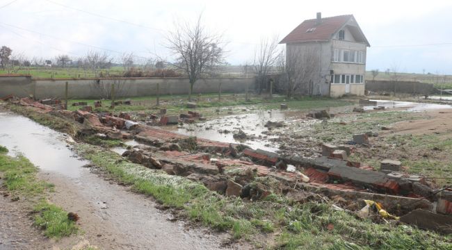 Sel duvarları yıktı, onlarca hayvan telef oldu