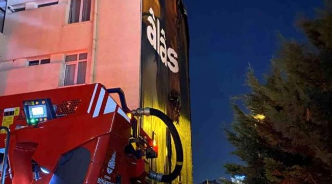 Şişli'de bir binadaki reklam afişi alev alev yandı