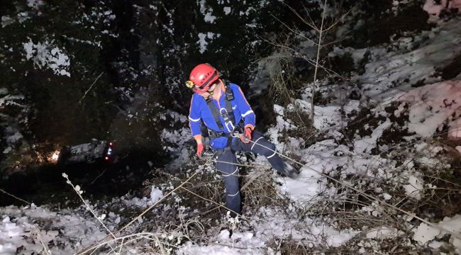 Yoldan çıkan otomobil 30 metrelik uçuruma yuvarlandı