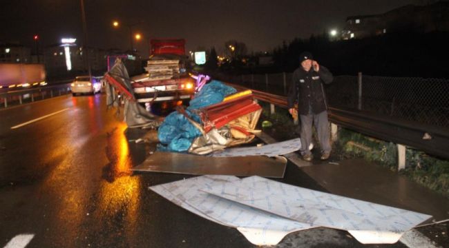 2 tır ve 1 kamyonet birbirine girdi, yakıt deposu patladı