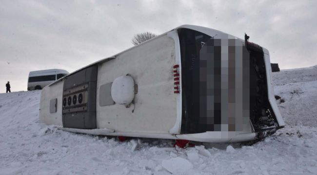 Bitlis'te yolcu otobüsü devrildi