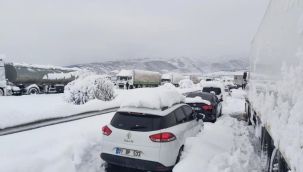 Dinlenme tesisinde mahsur kalan yüzlerce yolcu kurtarılmayı bekliyor