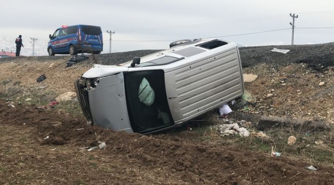 Elazığ'da hafif ticari araç şarampole yuvarlandı