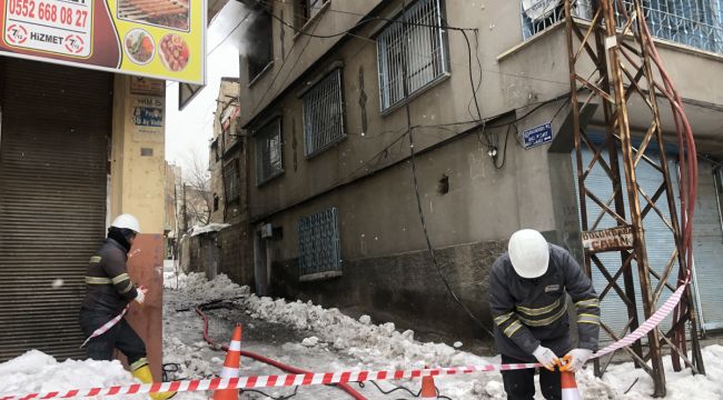 Elektrik kontağı evi yaktı, 2 kişi dumandan etkilendi