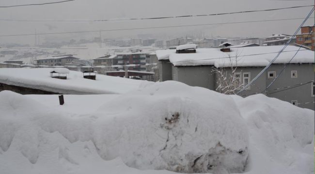 Hakkari'de 49 yerleşim yeri yolu ulaşıma kapandı