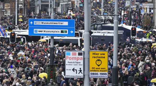 Hollanda'daki Covid-19 protestolarında 30 kişi gözaltına alındı