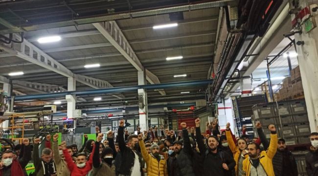 İşçiler kendilerini fabrikaya kapattı, çatıya çıktı