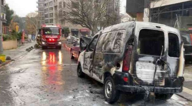 Kadıköy'de araç alev topuna döndü