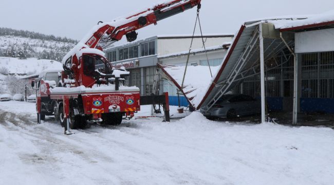 Karabük'te kar ağırlığını kaldıramayan çatılar çöktü