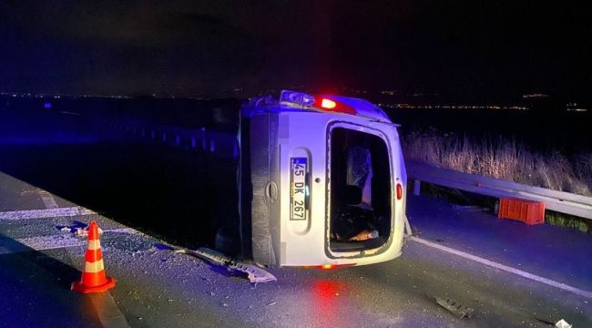 Manisa'da karşı şeride geçen kamyonet takla attı