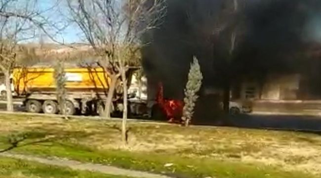 Şanlıurfa'da seyir halindeki tır alev alev yandı