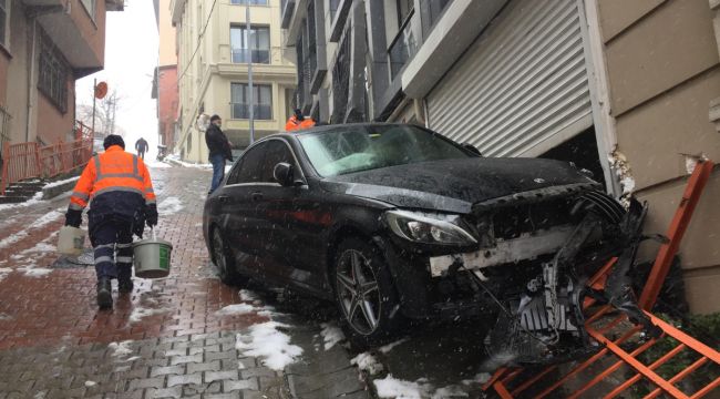 Sokak araları buz pistine döndü, bir araç kayarak garaja daldı