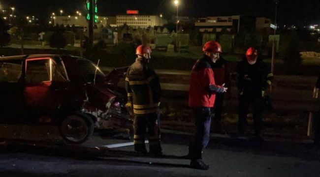 TEM'de bariyere çarpan otomobil ile hafif ticari araç çarpıştı