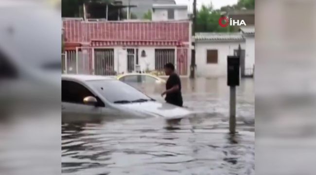 Uruguay'da sel suları araçları yuttu