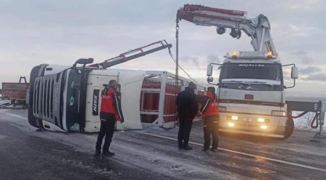 Van'da CNG yüklü tır devrildi