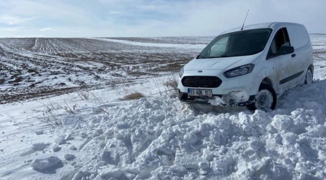 Yolda mahsur kalan sürücü iş makineleri ile kurtarıldı