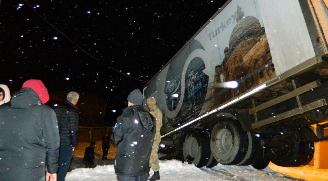 Yoldan kayan tır evin bahçesine girdi