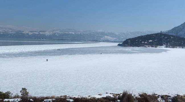 Buz tutan Eğirdir Gölü'nde yürüyüşler yasaklandı