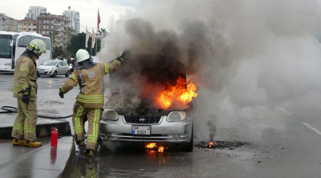 Kartal'da otomobil alev aldı, baba ve minik kızı kendisini dışarı attı