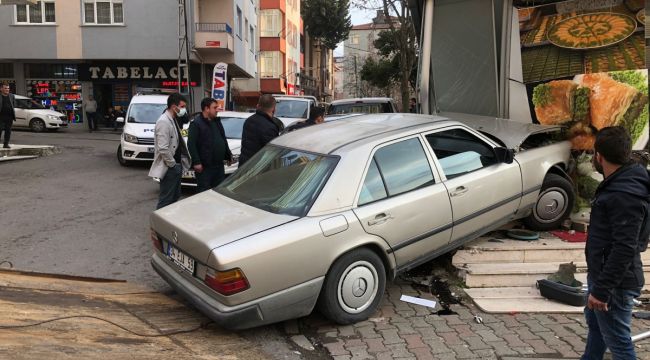 Kartal'da polisten kaçan sürücü, 2 yayayı teğet geçip baklavacıya daldı