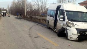 Konya'da öğrenci servisi ile otomobil çarpıştı