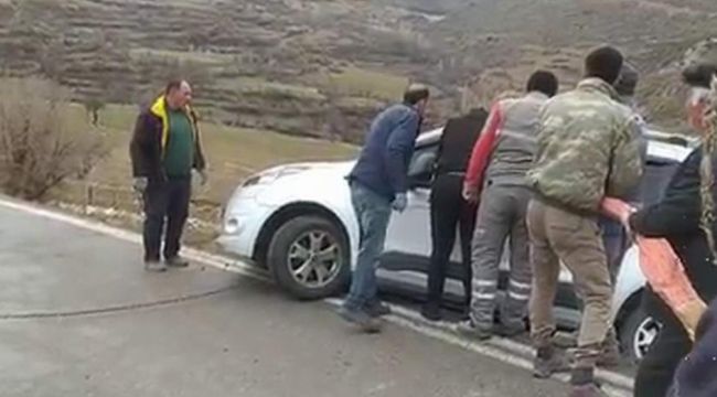 Siirt'te bir araç yol kenarında asılı kaldı