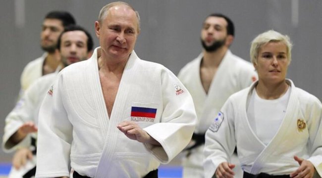 Vladimir Putin'in onursal başkanlığı askıya alındı