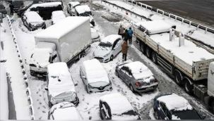 İstanbul kar altında araçlar yolda kaldı