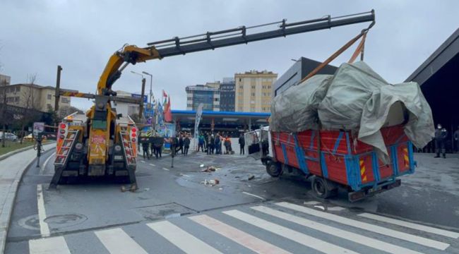 Şişli'de yakıt almaya giden kamyonet yan yattı