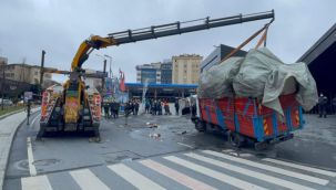 Şişli'de yakıt almaya giden kamyonet yan yattı