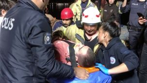 Kadıköy Sahili'nde kayalara sıkışan genç 3 buçuk saat sonra kurtarıldı