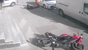 Motosiklet sürücüsü kaldırıma çıkarak aydınlatma direğine çarptı